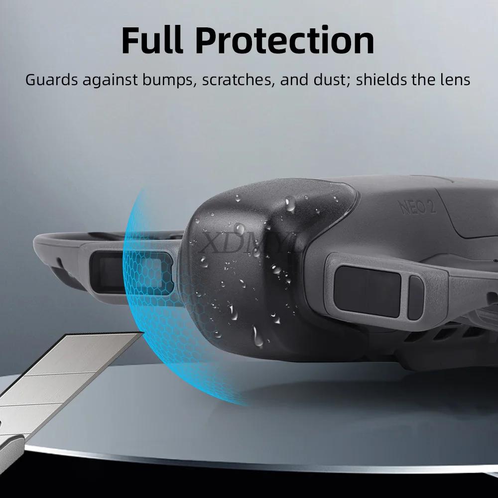 DJI Mini 3 Pro posé sur une surface, avec le protège-objectif transparent noir visible, protection anti-collision et anti-poussière.