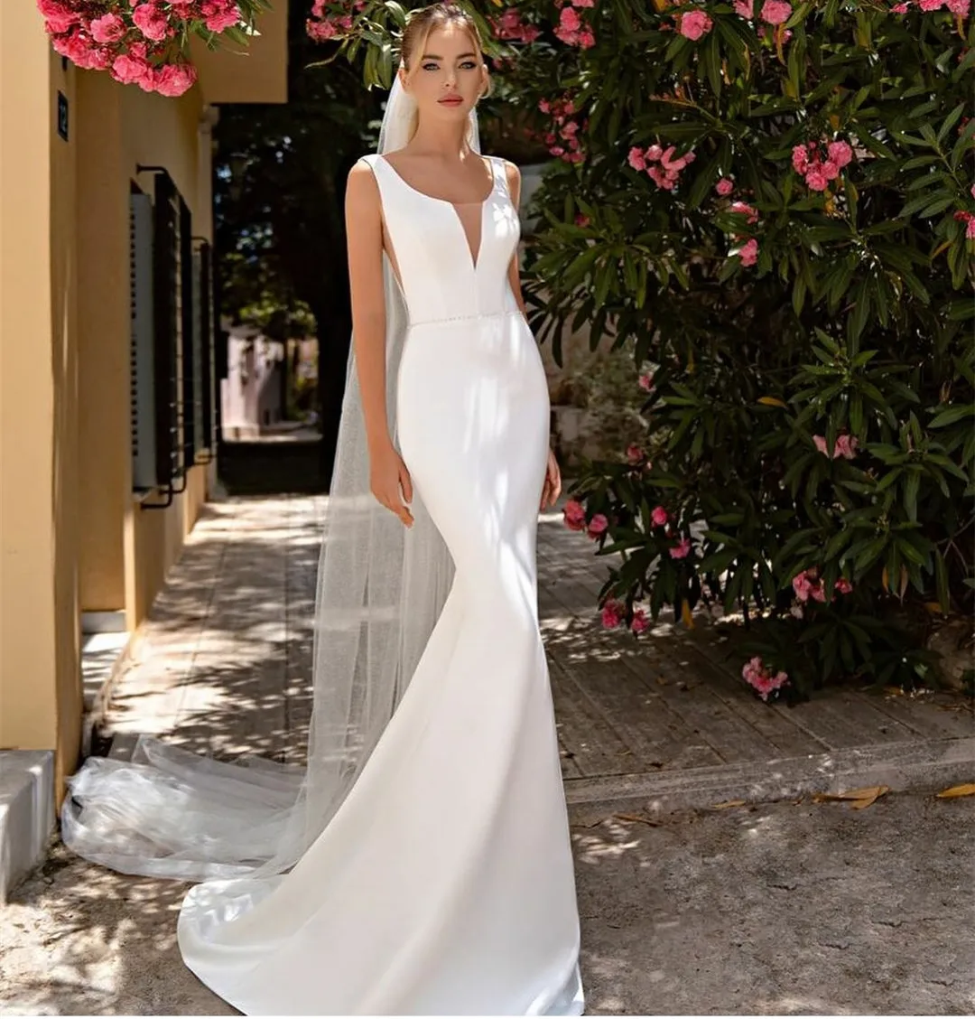 

Vintage Long V-Neck Crepe Wedding Dresses With Buttons Mermaid Ivory Sweep Train Bridal Gowns for Women