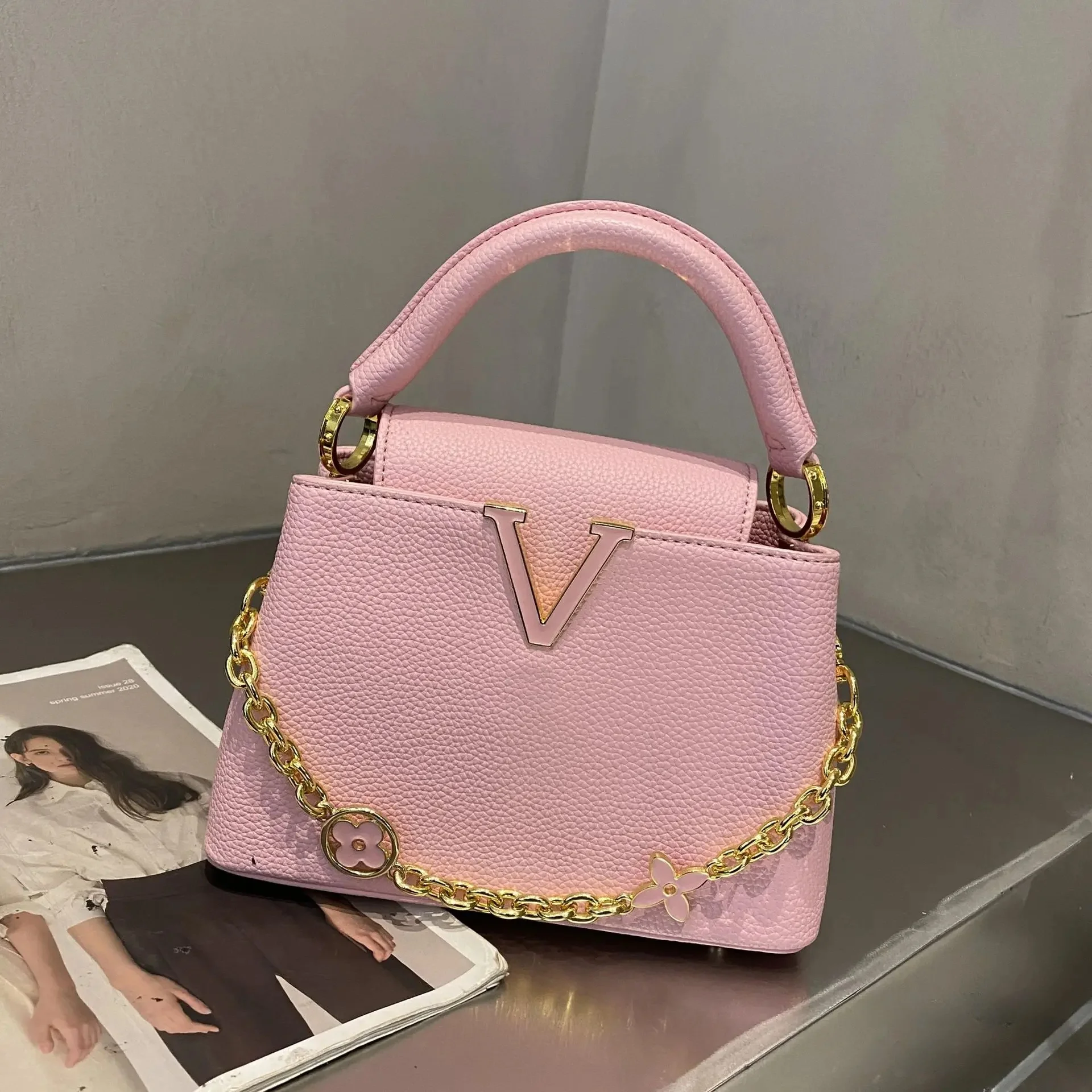 حقيبة يد للسيدات على شكل حرف V حقيبة كتف ناعمة حقي...