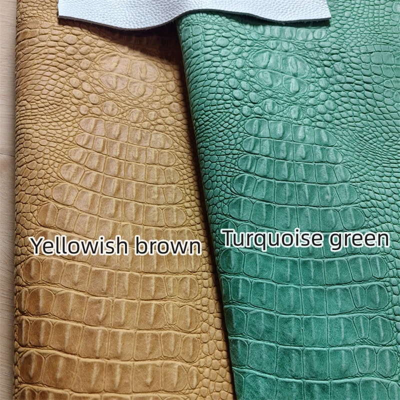 1mm 노란색 갈색. 청록색 악어 소가죽. 첫 번째 레이어 가죽. 진짜 가죽 원단. 지갑용 수제 DIY. 전체를 잘라냅니다.