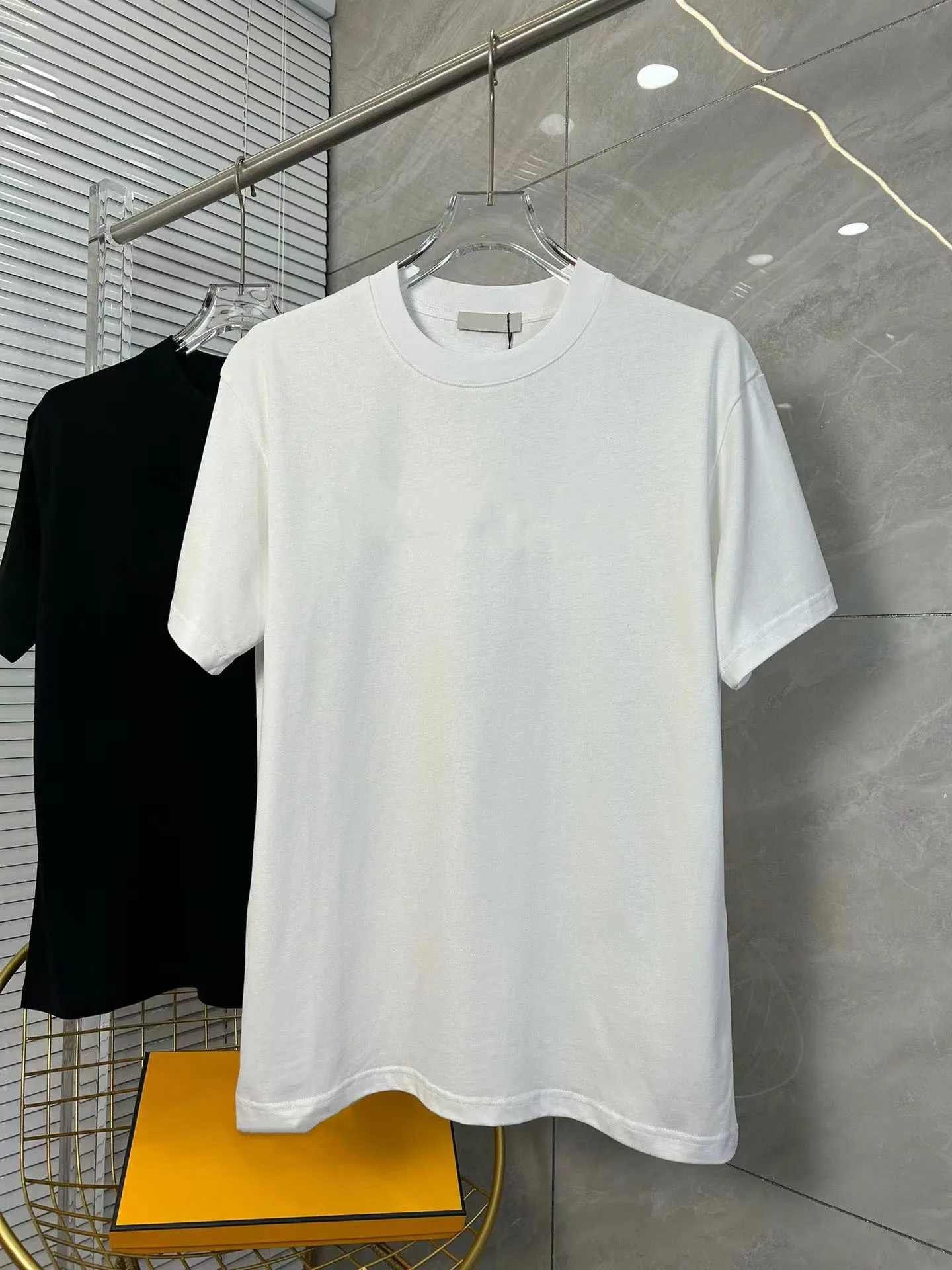 

Spring and summer high-end 1:1 pure cotton round neck short sleeve comfortable sweat absorption T-shirt