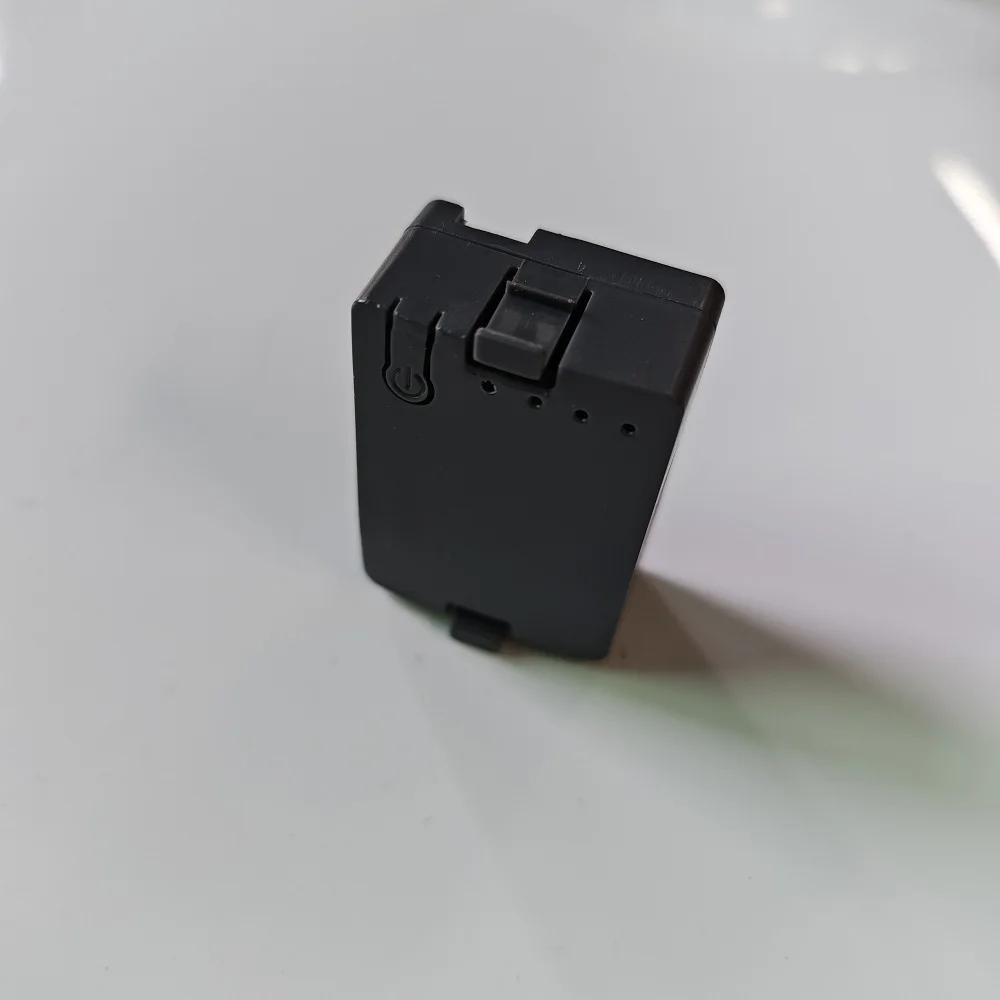Gros plan sur l'étiquette de la batterie 7.4V 300mAh pour hélicoptère RC JJRC U9901.