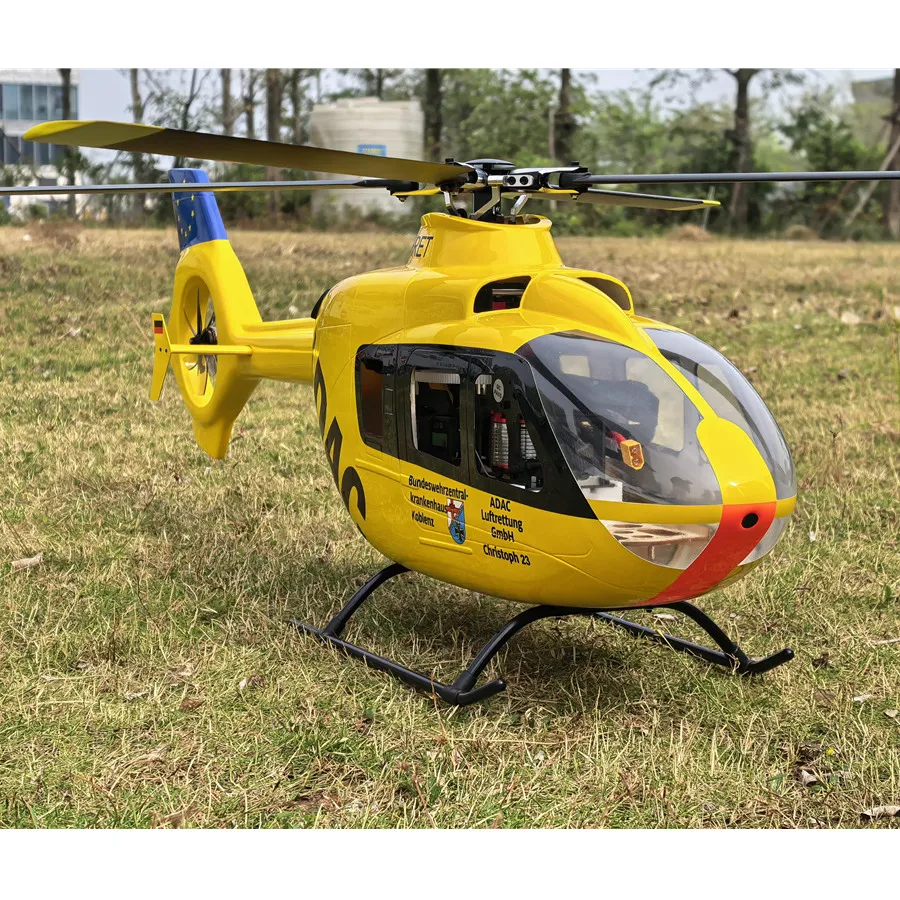 Hélicoptère RC RTF Mode 2 en vol stationnaire, avec les pales floues, idéal pour débutant.