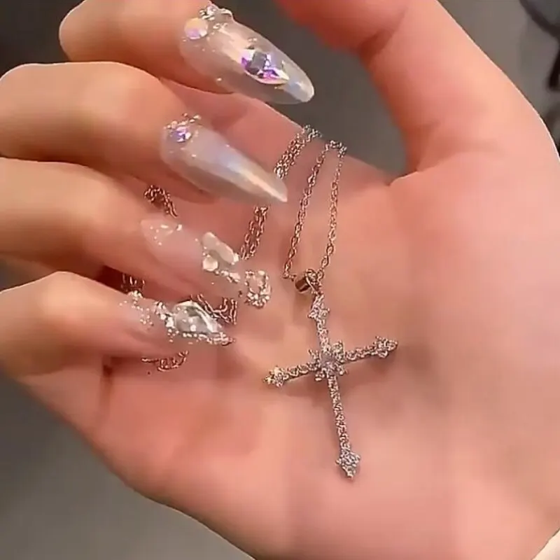 Colar com pingente de cruz de diamantes e estrela ouro branco_voghion.com