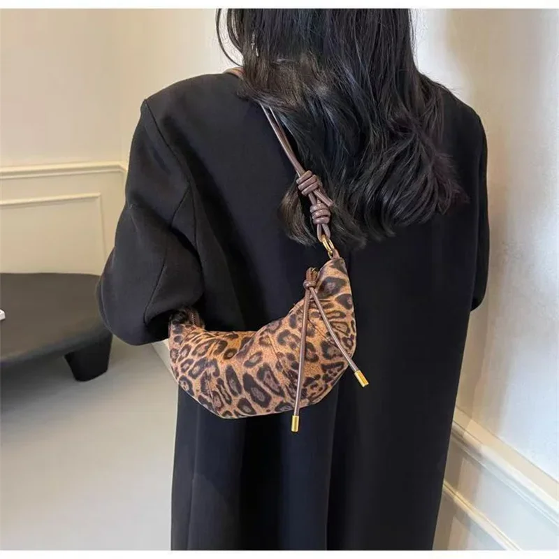 Herbst-Winter Neue Leopardenmuster Crushed Velvet Horn Tasche Frauen Vielseitige Umhängetasche Umhängetasche für Tägliche Party – Detail 8