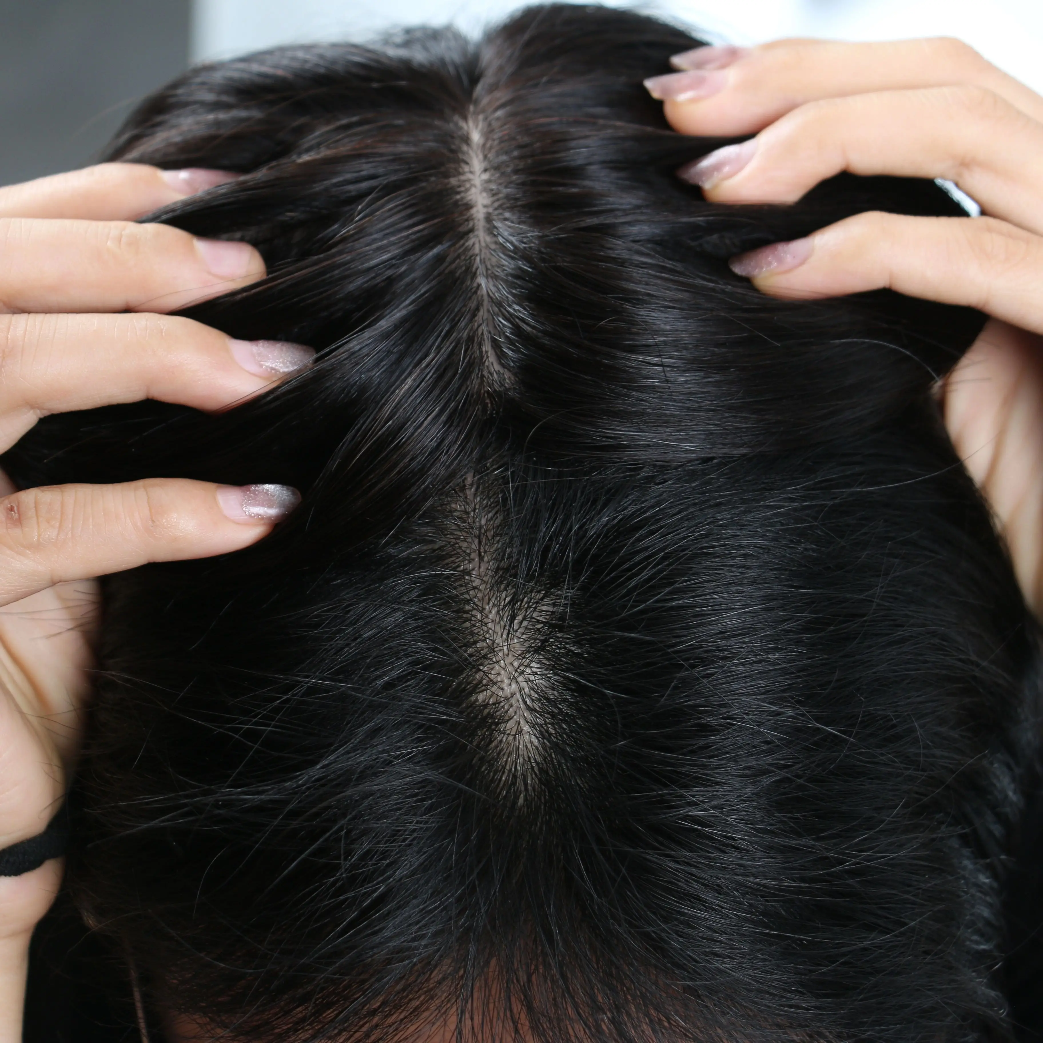 말레이시아산 인모 가발 180% 밀도 센터파트 실크 베이스 탑 가발 실키 스트레이트 자연스러운 헤어라인 여성스럽고 우아한 헤어