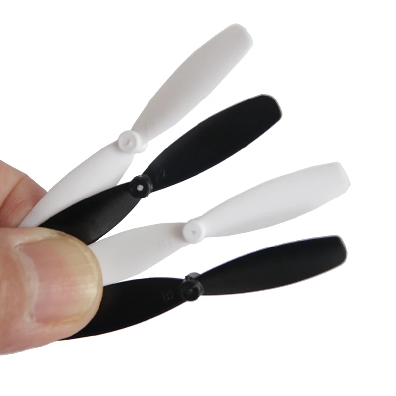 Hélices FPV micro 56mm gris clair disposées en éventail, mettant en valeur le lot de 8 pales.