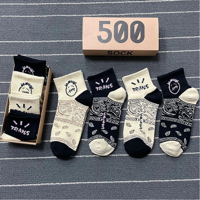 

4 pairs of gift boxes for men's and women's cotton sports socks Couples are comfortable and interesting hip-hop trend