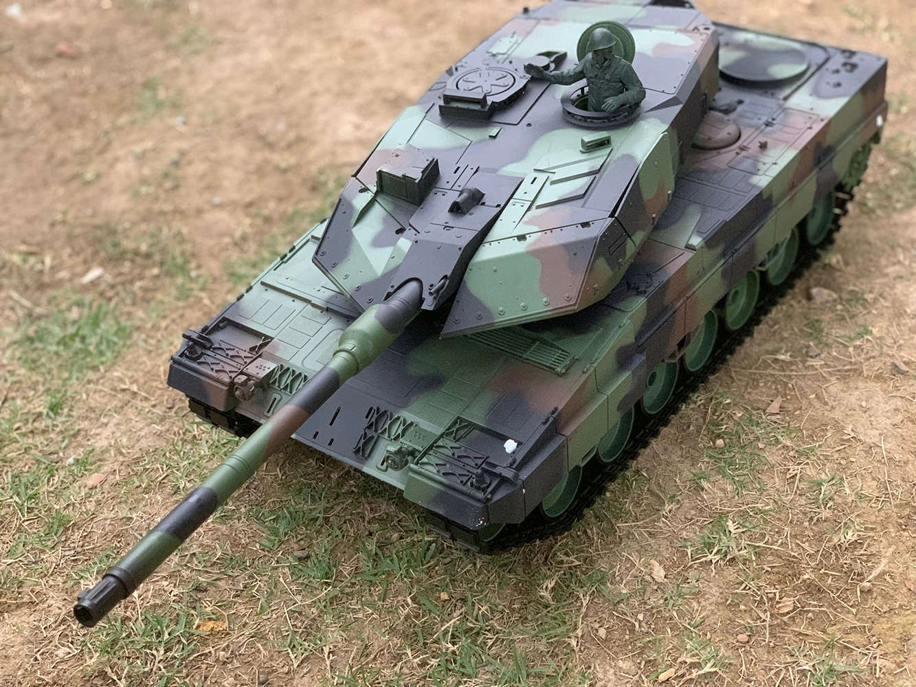 Henglong 3889  27" Inch GE Remote Control Tank Leopard 2A6 Main Battle Tank  RC Battle War Vehicle Smoke Shooting Shoot Effect 6