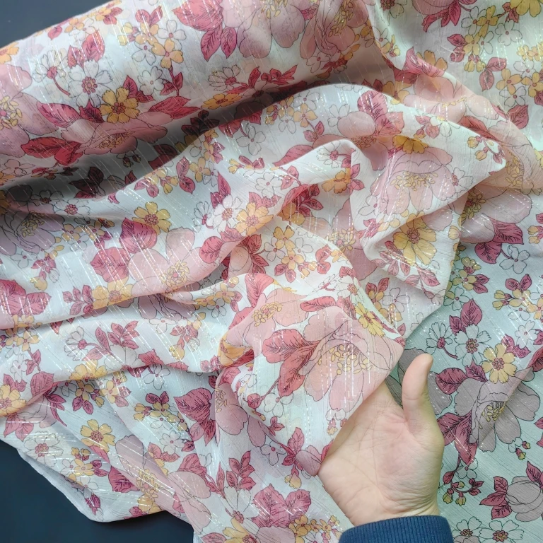 

Приятная для кожи мягкая шелковая гофрированная ткань от двора, цветок персика, дизайн с принтом, 100% шелк, модная ткань для женского платья, шитье своими руками, Новинка