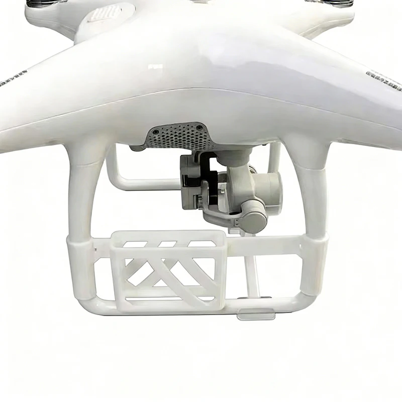 Vue rapprochée du support de fixation pour traceur GPS TK102 sur DJI Phantom 4 ADV, avec les sangles ajustables.