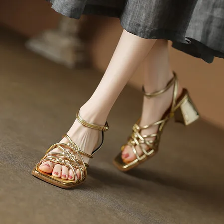 

Vintage Women's Sandals with Retro One-strap Buckle and Chunky Heels - DQ1378