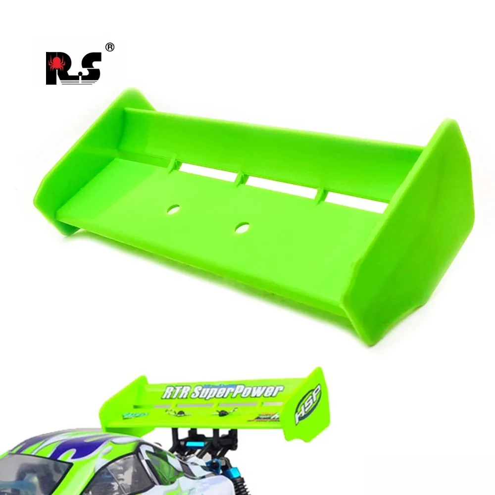 Quatre pneus de rechange pour crawler RC posés sur une surface rocheuse, illustrant leur usage en extérieur