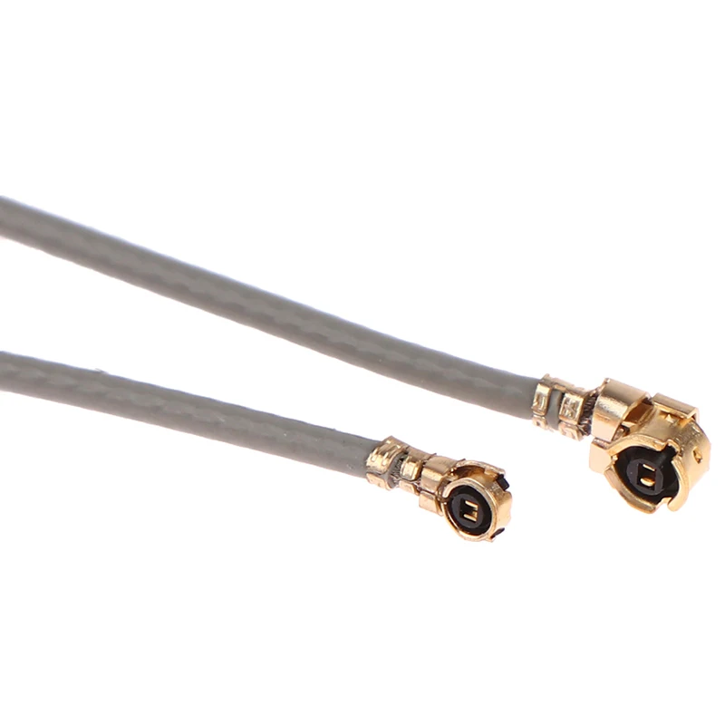 Gros plan sur une antenne récepteur 2.4G 15cm IPEX4 pour FrSky Futaba, montrant le câble et le connecteur.