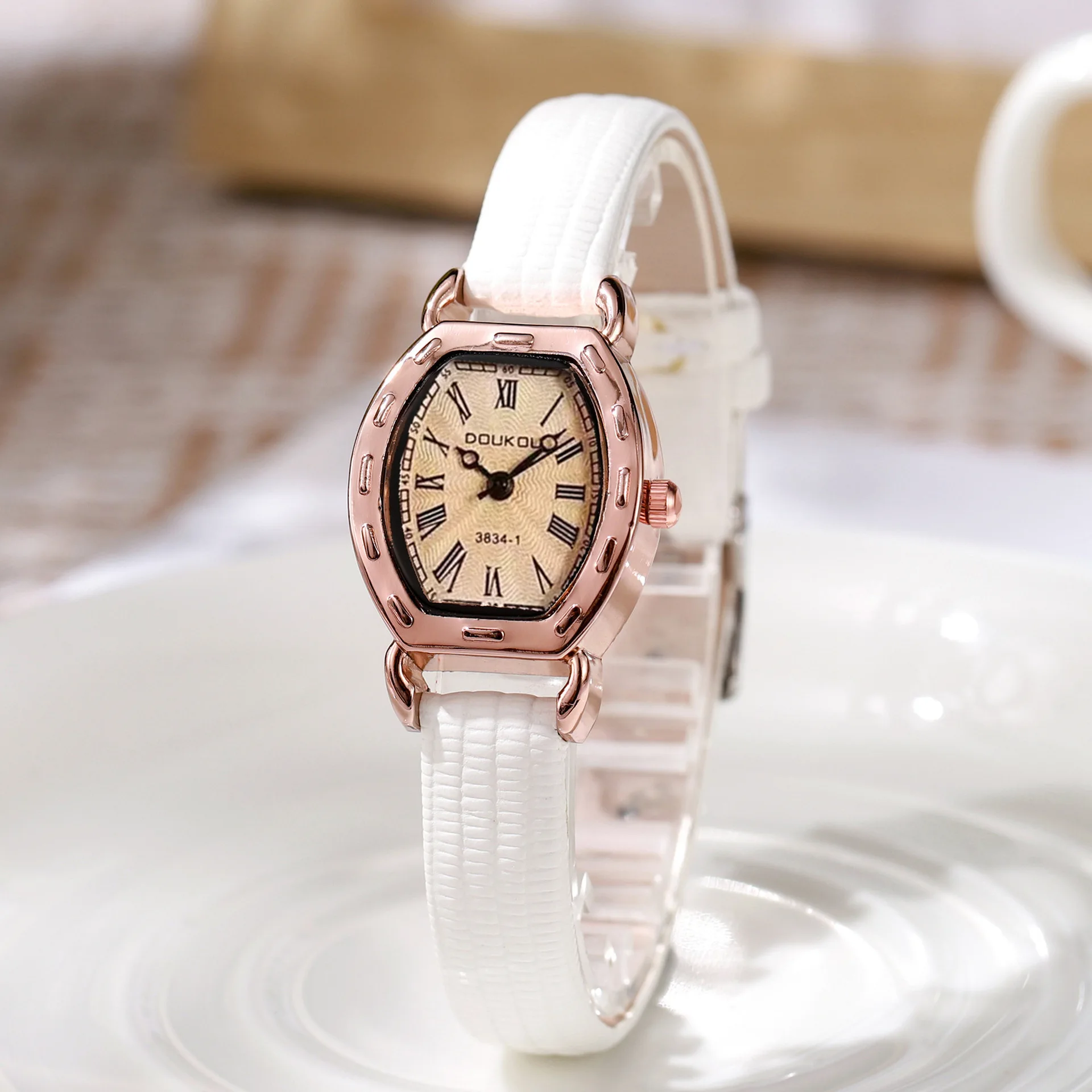 Women's Watch Fashion Retro Leather Strap Women's Quartz Watch Small Square Dial Women's Clock