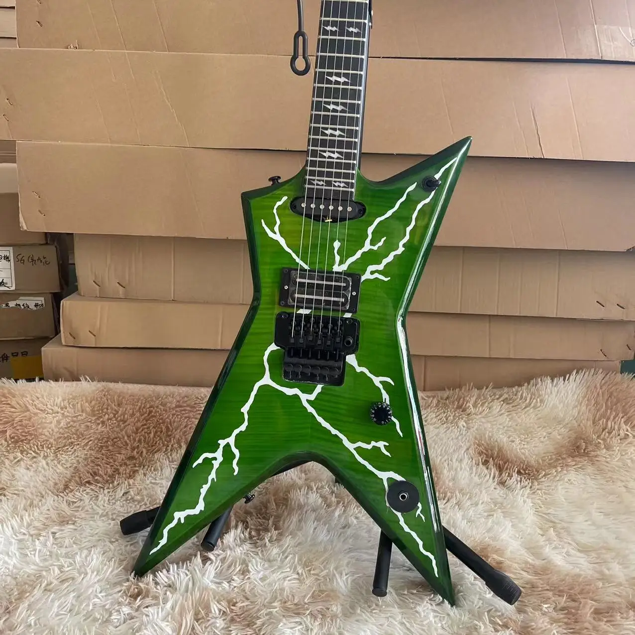 

Warrior special-shaped electric guitar, transparent green, white, lightning, high gloss, real shipping picture, can be modified