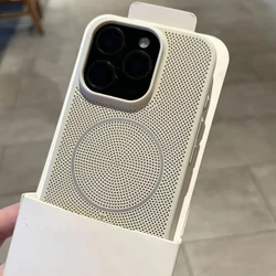 Enhanced Magnetic Honeycomb Cooling Phone Case with Mesh Design - iPhone 15 (Light Grey)
