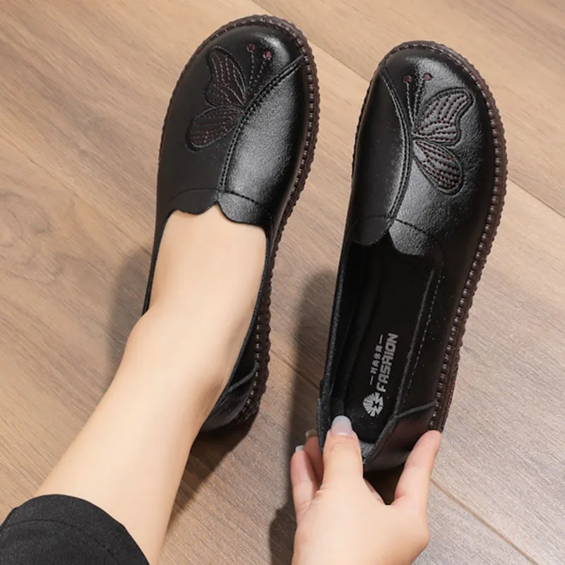 Spring Autumn New Genuine Leather Breathable Women Flat Shoes Woman Soft Casual Slip On Shoes Mother Walking Shoes Plus Size