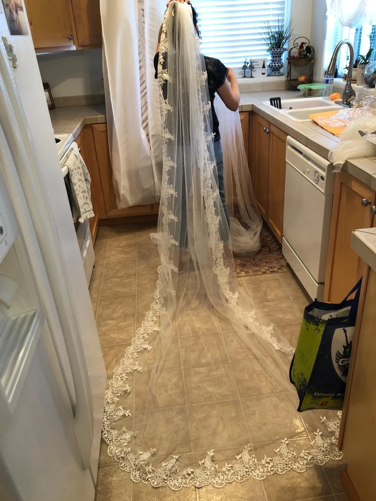 BABYONLINE Wedding Veil Lace Edge Cathedral Bridal Veil White/Ivory With Comb One-layer Tulle 3 Meters Bride Accessory