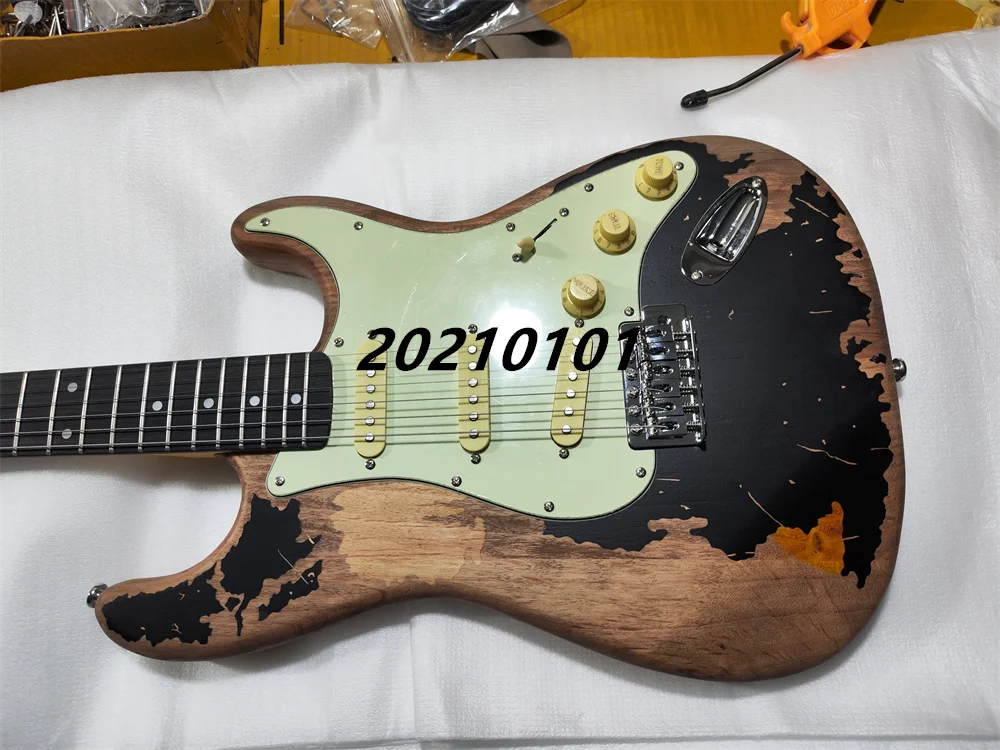 

High-quality electric guitar alder body maple neck aging black nitrolacquer paint can be customized postage.
