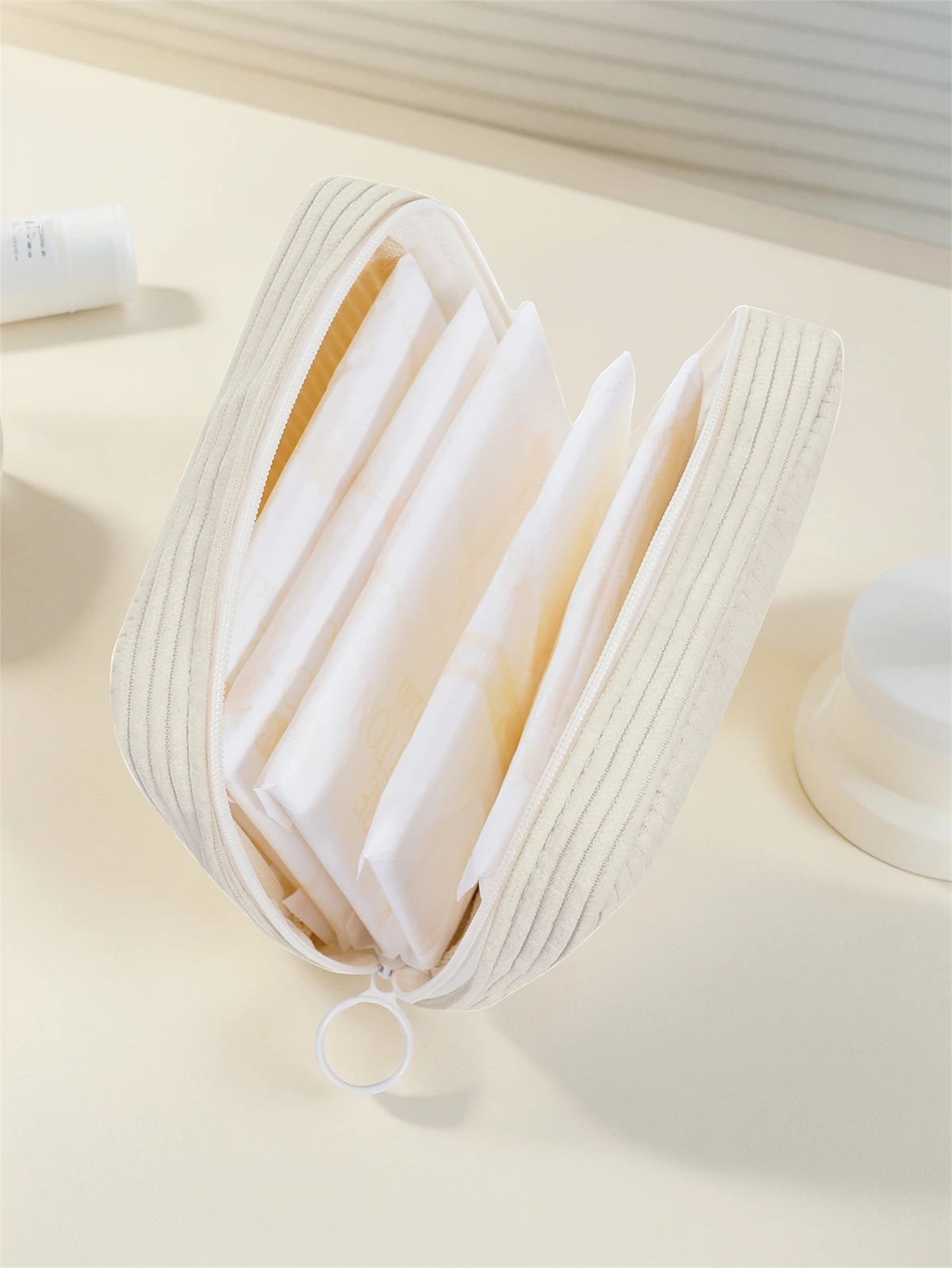 Rabbit pattern printed sanitary napkin storage bag, women's lightweight tissue bag, sanitary tissue bag