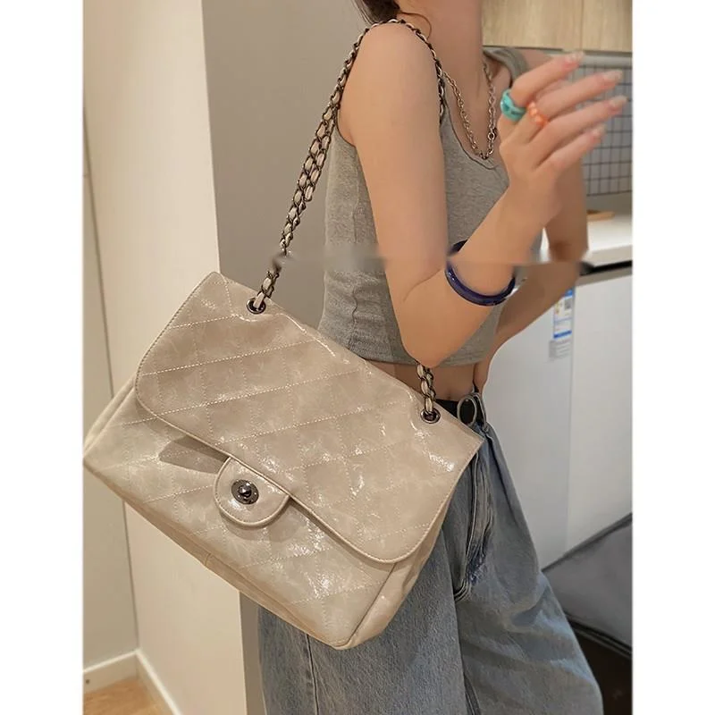 Single shoulder bag for women, high-end, large capacity commuting, small fragrant wind, Lingge tramp bag, 2023 winter_voghion.com