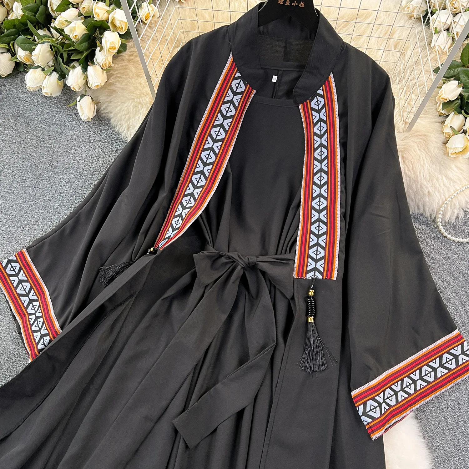 فستان طويل بتطريز تراثي مع حزام خصر