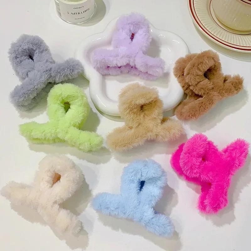

Plush Women's Small Hair Claw Winter Hair Clip Buckle Acrylic Ponytail Sweet and Cute Girl Hair Accessory