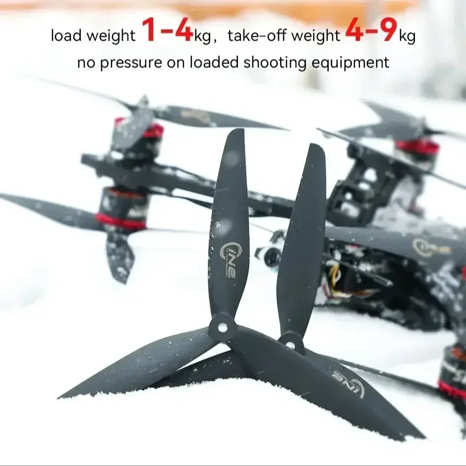 Lot de 1 paire d'hélices 3 pales pour drone FPV, posées sur une surface plane.