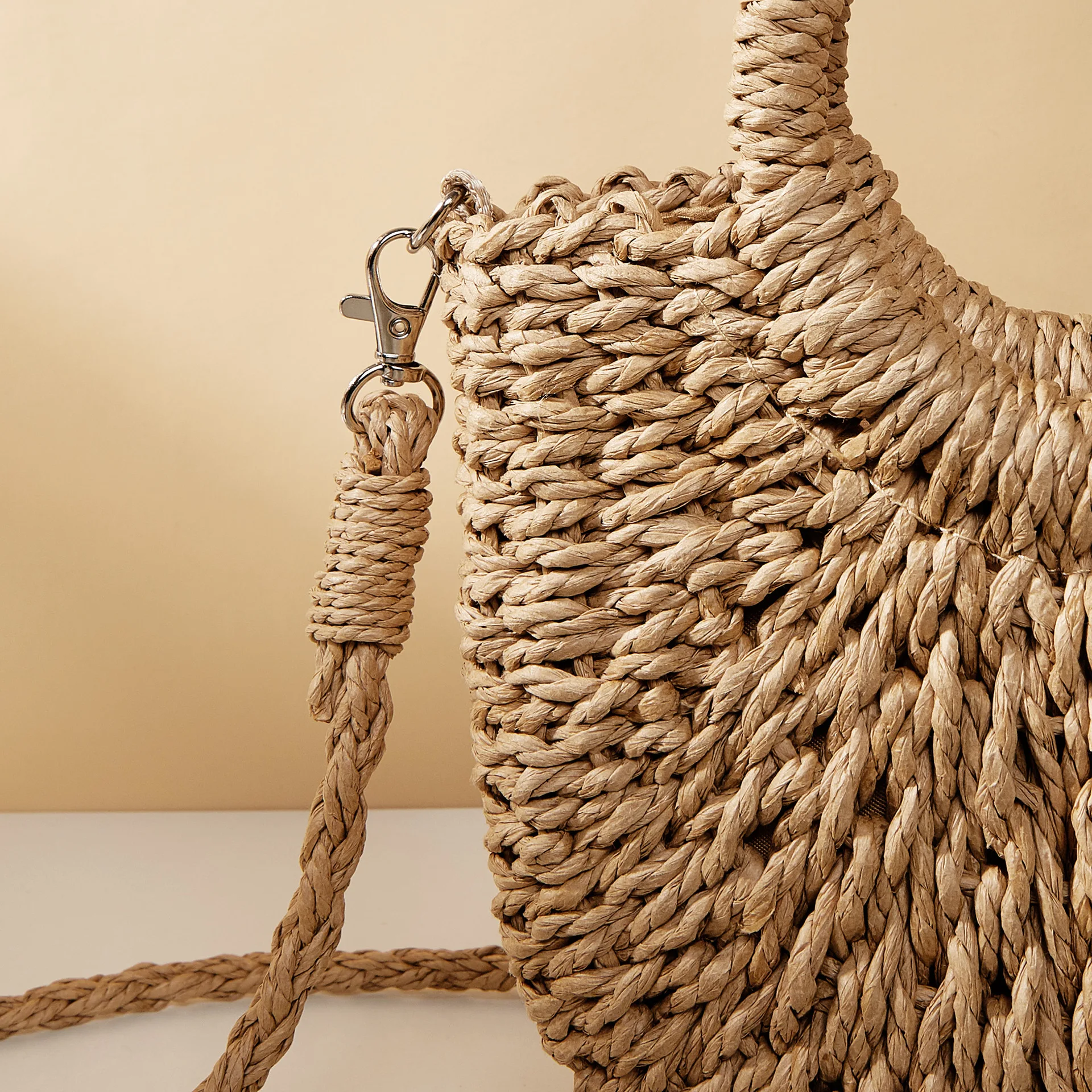 Hand gewebte Stroh Rattan Halbmond Strand Handtasche große Kapazität Frauen Sommer hohl aus Crossbody-Umhängetasche – Detail 35