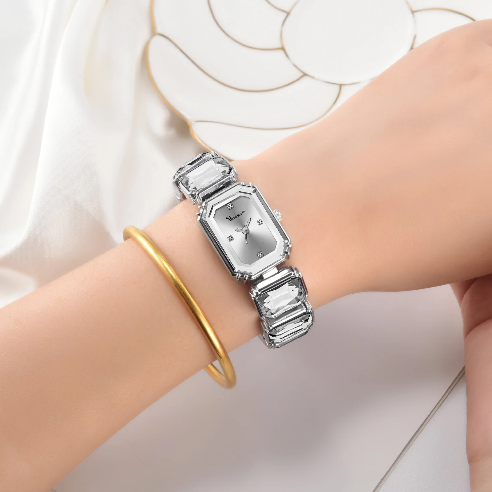 2025 ساعات نسائية جديدة فاخرة الماس مربع حركة كوار...