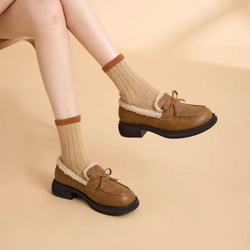 حذاء بدون كعب شتوي دافئ جديد لعام 2025 للنساء، حذاء مسطح مبطن بالقطيفة سهل الارتداء، نعل ناعم على الطراز البريطاني