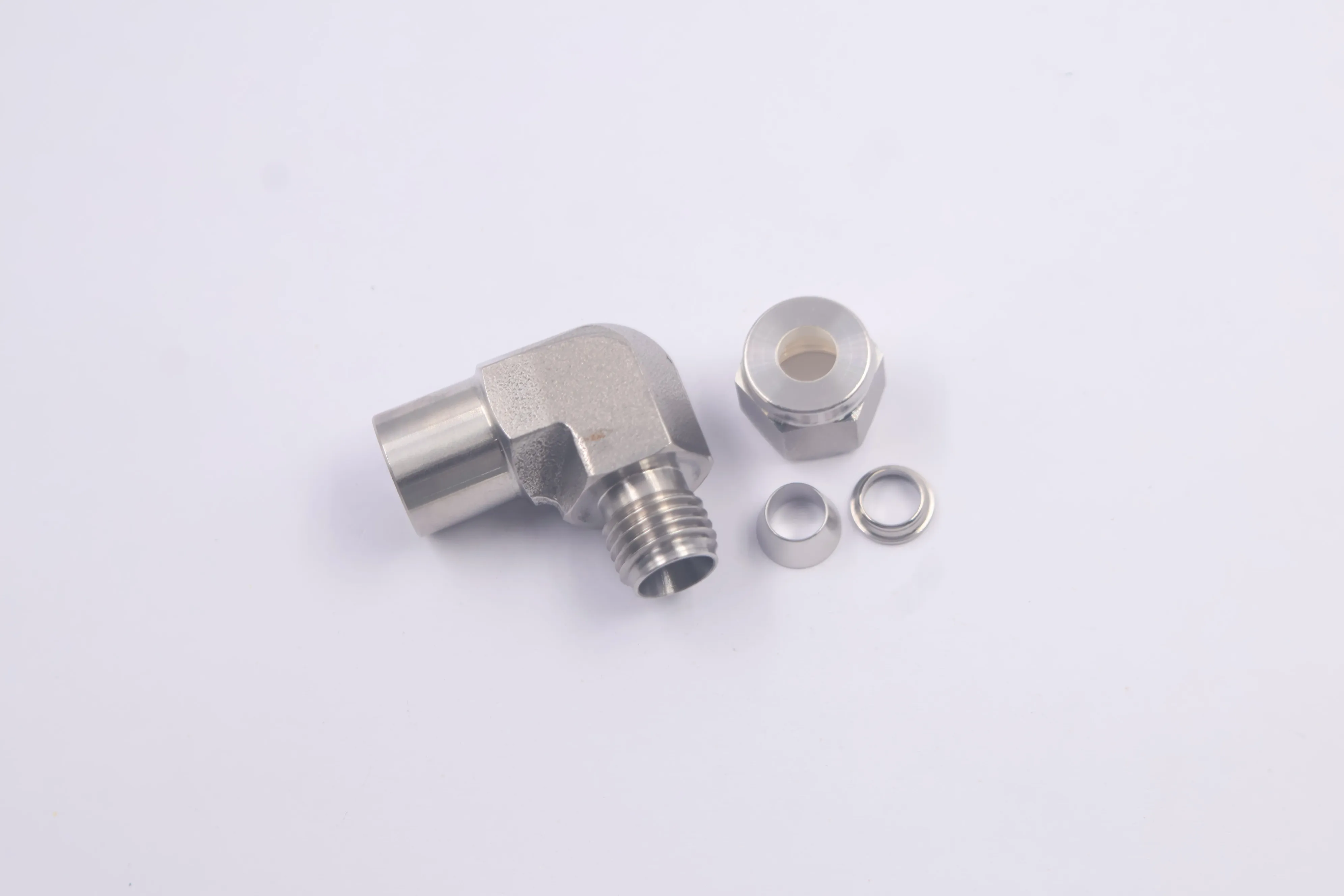 SS-10M0-8-4, Stainless Steel Tube Fitting, Female Elbow, 10 mm Tube OD x 1/4 in. Female NPT, Can Combination with Swagelok