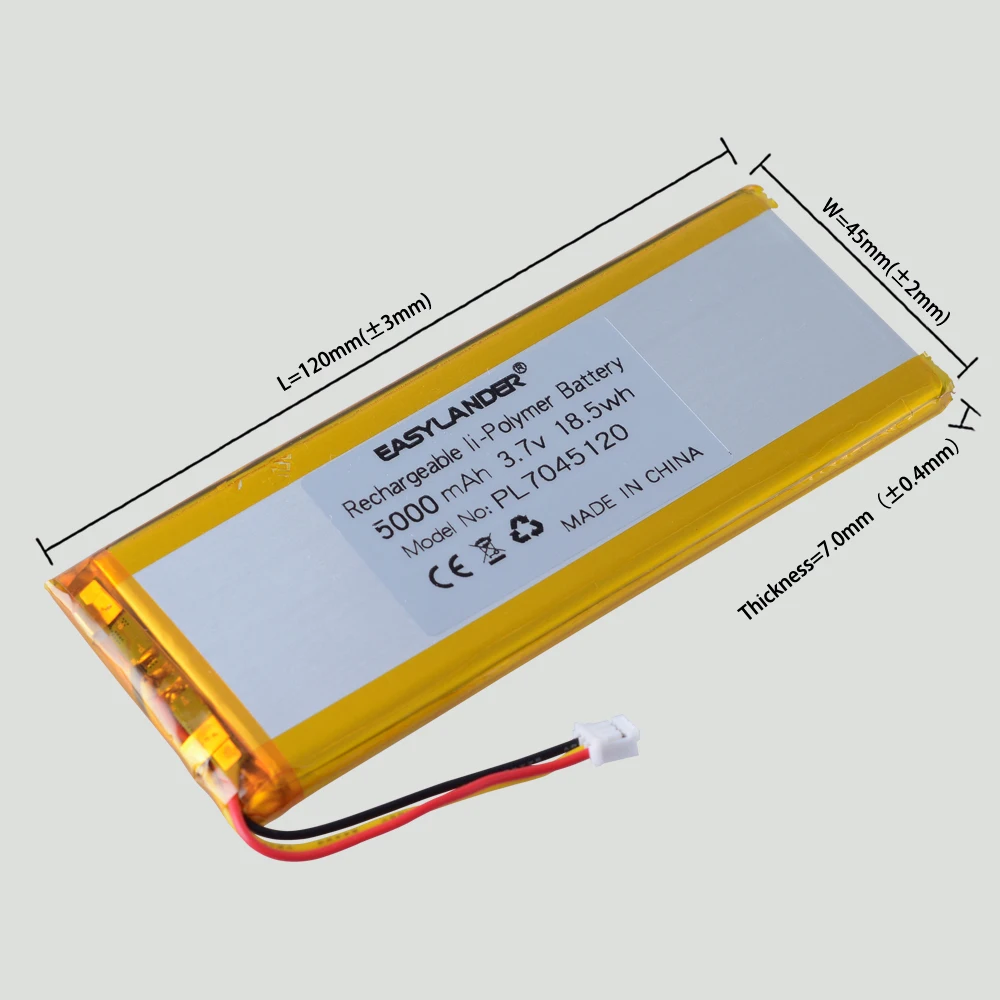Batterie drone 5000mAh 3.7V tenue en main pour illustrer sa taille compacte et sa finition noire.