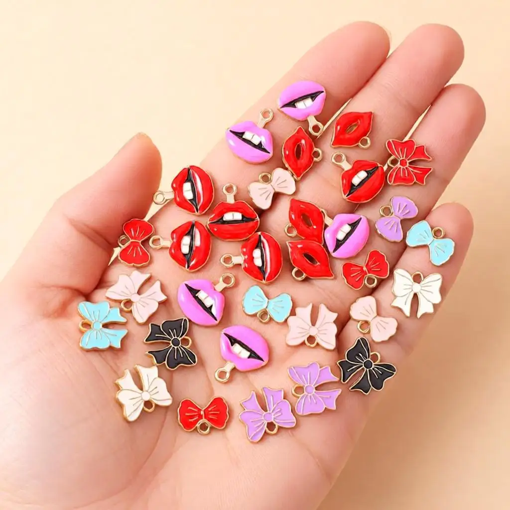 10 Stück Niedliche Bunte Emaille-Anhänger mit Roten Lippen und Schleife für Schmuckherstellung, Halsketten, Ohrringe, Armbänder, DIY-Bastelzubehör