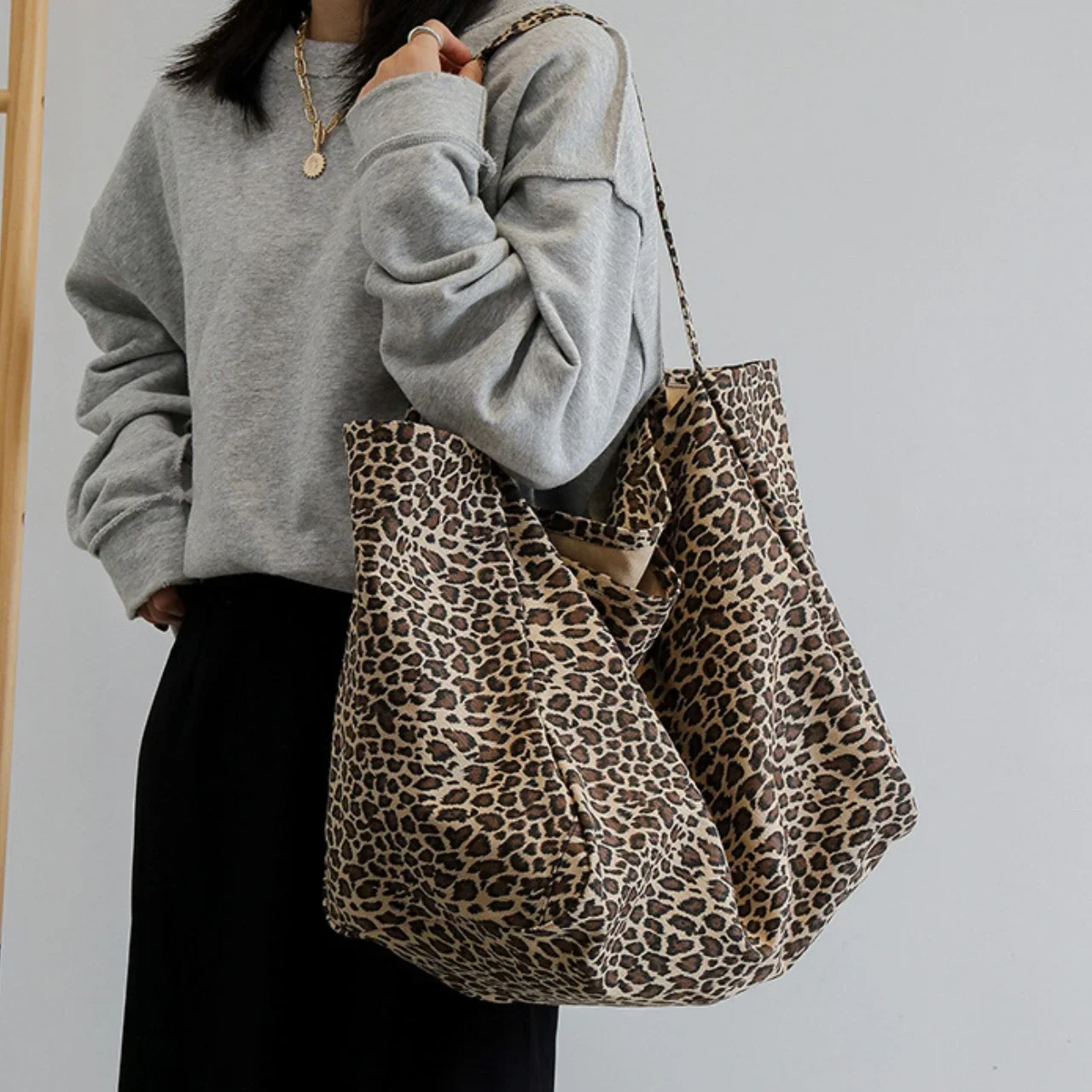 รูปสินค้า กระเป๋าถือแฟชั่นลายเสือดาว Crossbody จุใจ ใส่ได้ทุกโอกาส