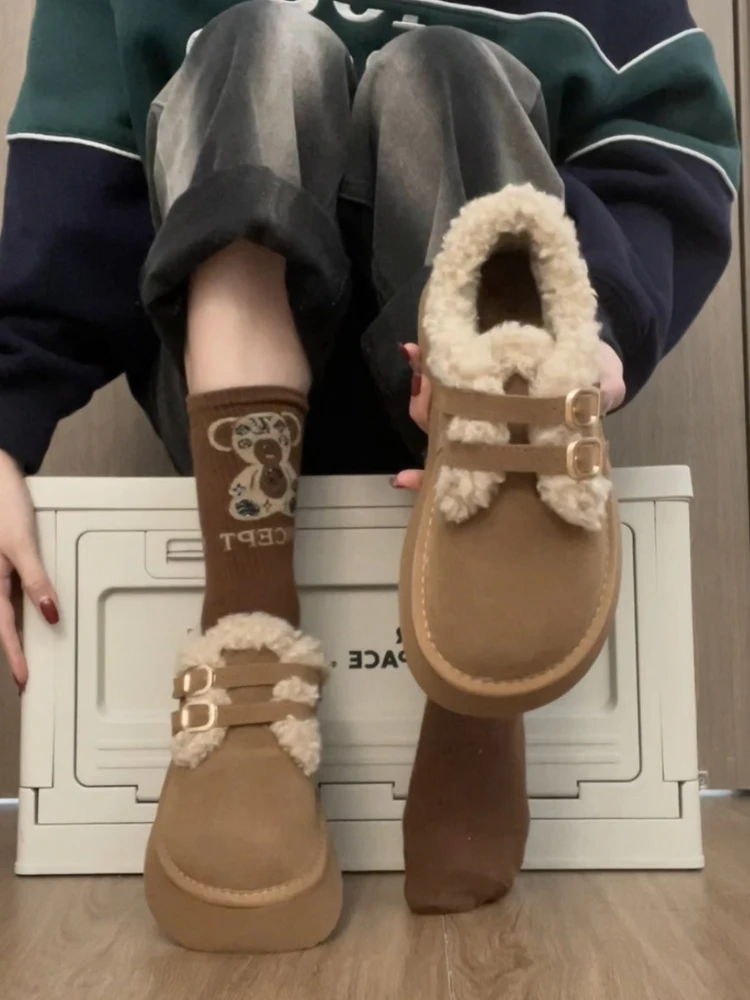 

Женские кроссовки в Корейском стиле, универсальная женская обувь на платформе, новинка 2023, зимние туфли из флока, Короткие Плюшевые резиновые туфли в римском стиле на среднем каблуке