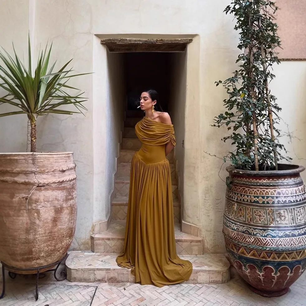 فستان جديد لربيع وصيف 2025 بكتف مائل وخصر