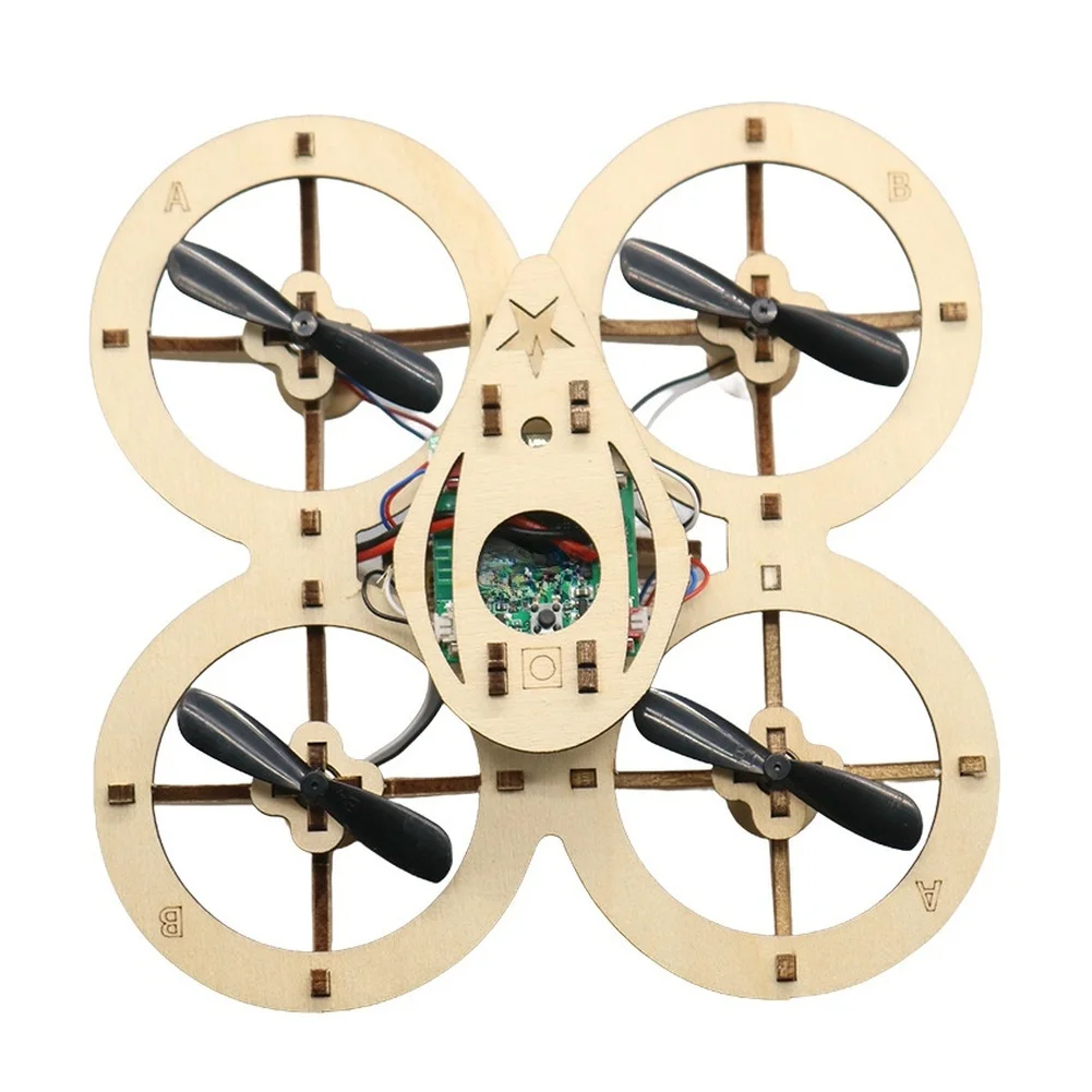Vue détaillée du drone enfant avec moteur, télécommande et hélices de rechange, lot complet présenté sur fond bleu.