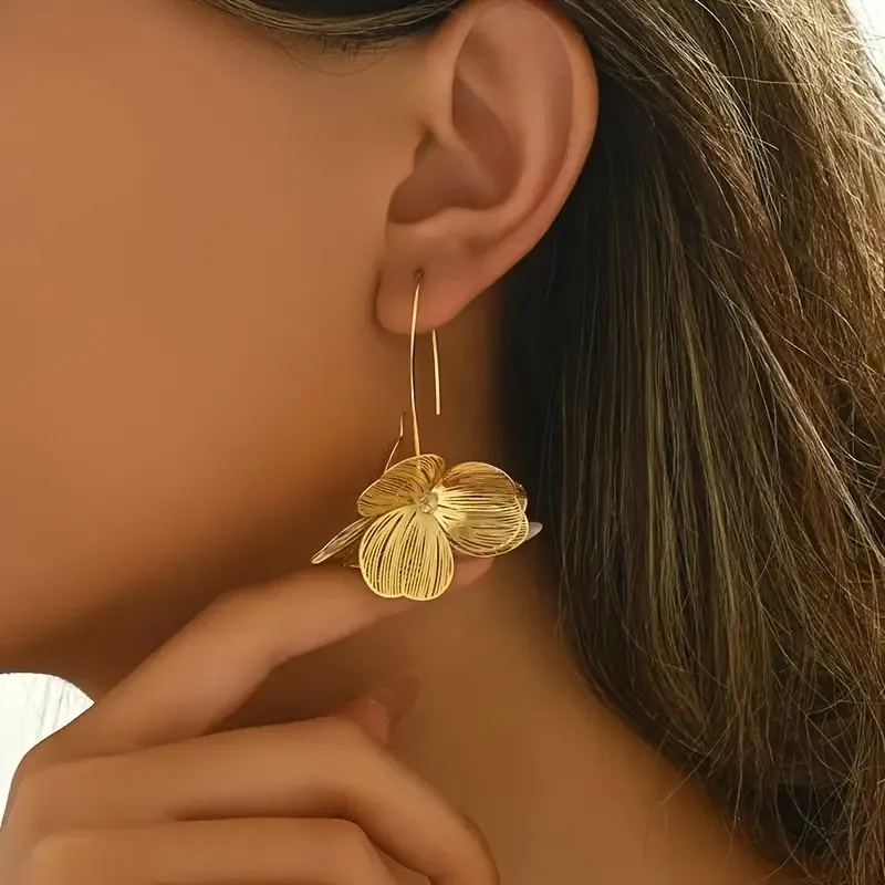 Elegant Golden-Tone Floral Dangle Earrings for Women Chic Long Hollow Design Earrings Party Jewelry Accessories