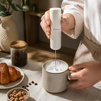 Mousseur à lait électrique portatif avec fouet en acier inoxydable et corps en ABS, batteur à œufs portable pour le café, le cappuccino et la pâtisserie, design blanc ergonomique, 3,5 x 22 cm. 4