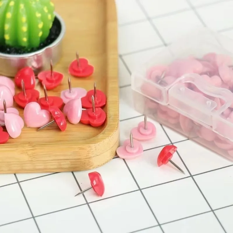 새로운 50Pcs 핑크 하트 모양의 푸시 핀 플랫 헤드 장 압정 사진 벽 게시판 사무실 학교 용품