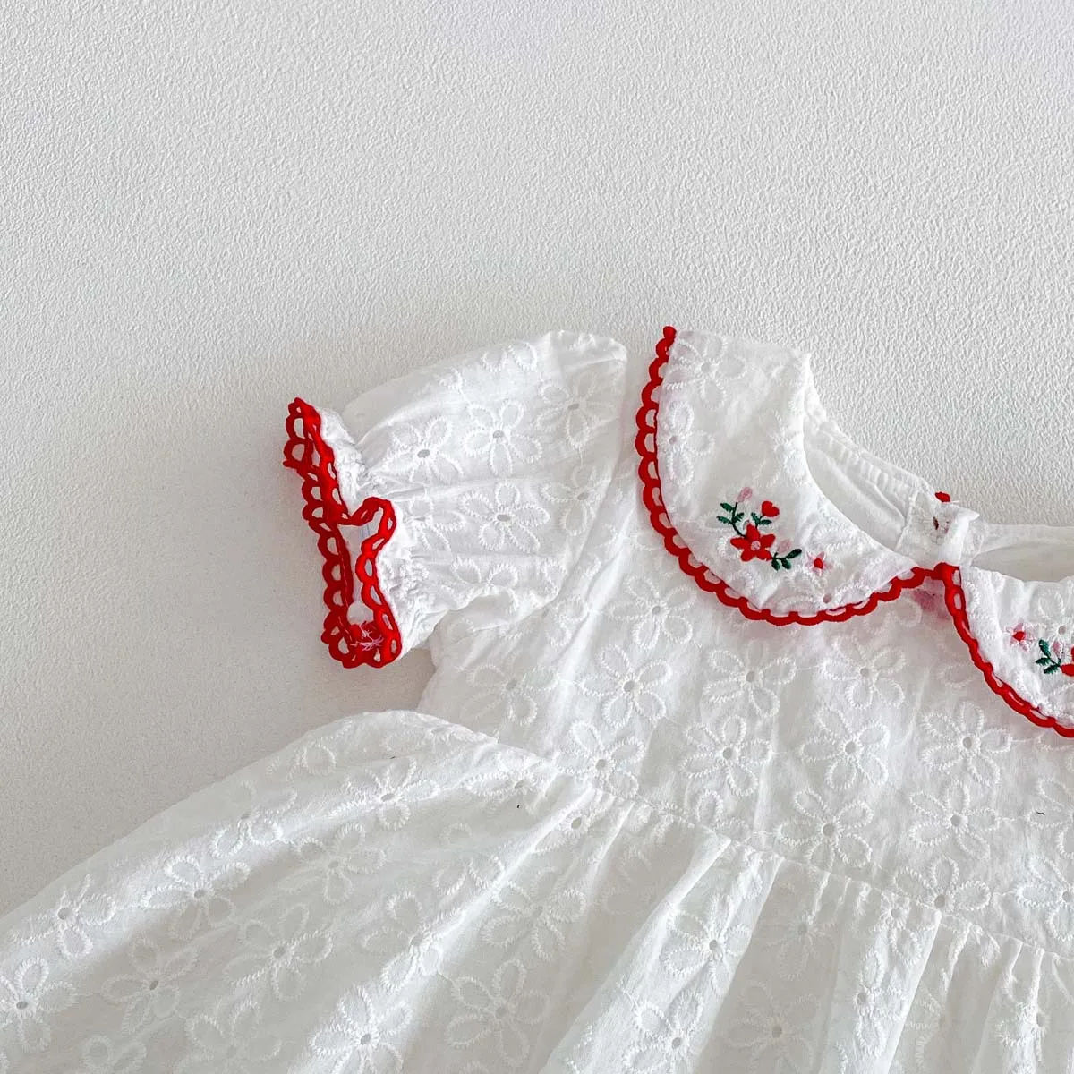 2026 Summer 0-2Y Baby Girl Clothes White Floral Embroidery Jumpsuit Red Lace Trim Decoration Toddler Dress S536e9289d12c408c87a2fb6c30a0a570t