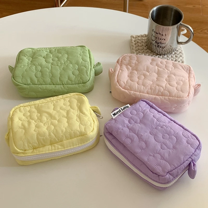 

Cosmetic Storage Bag Quilted Flowers Design Cosmetic Bag Soft Comfortable Makeup Bag for Lipstick Tissue Jewelry Pouch