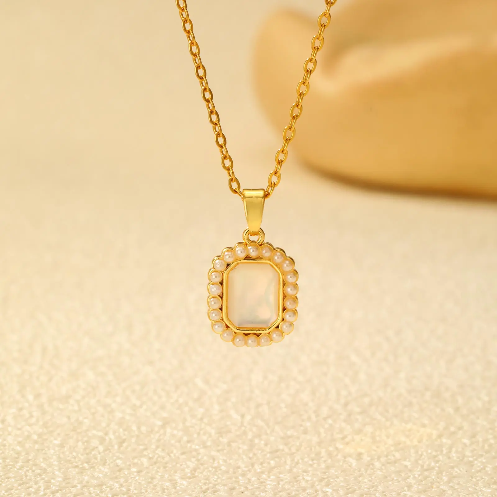Halskette mit quadratischem Anhänger aus weißer Muschelimitat, zierliche Kupfer-Halskette mit 14 Karat vergoldetem Kupfer, hochwertiger Modeschmuck – Detail 6