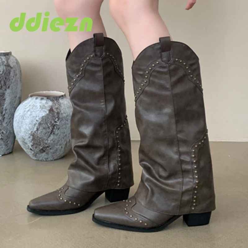 

Женские сапоги до колена, на толстом каблуке, с заклепками