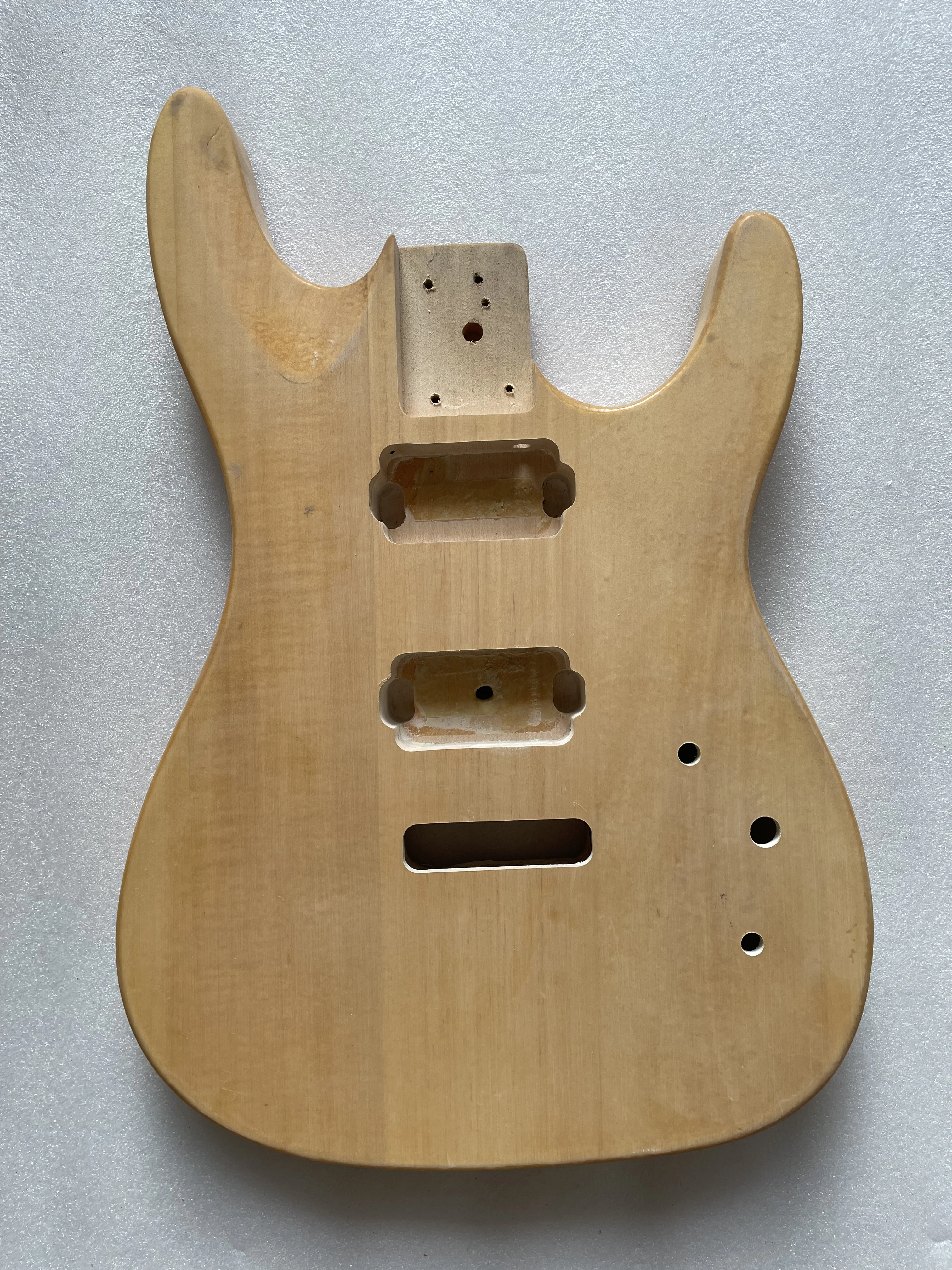 Glammy - Chitarra elettrica artigianale con top in acero fiammato Glammy - Chitarra elettrica artigianale con top in acero fiammato