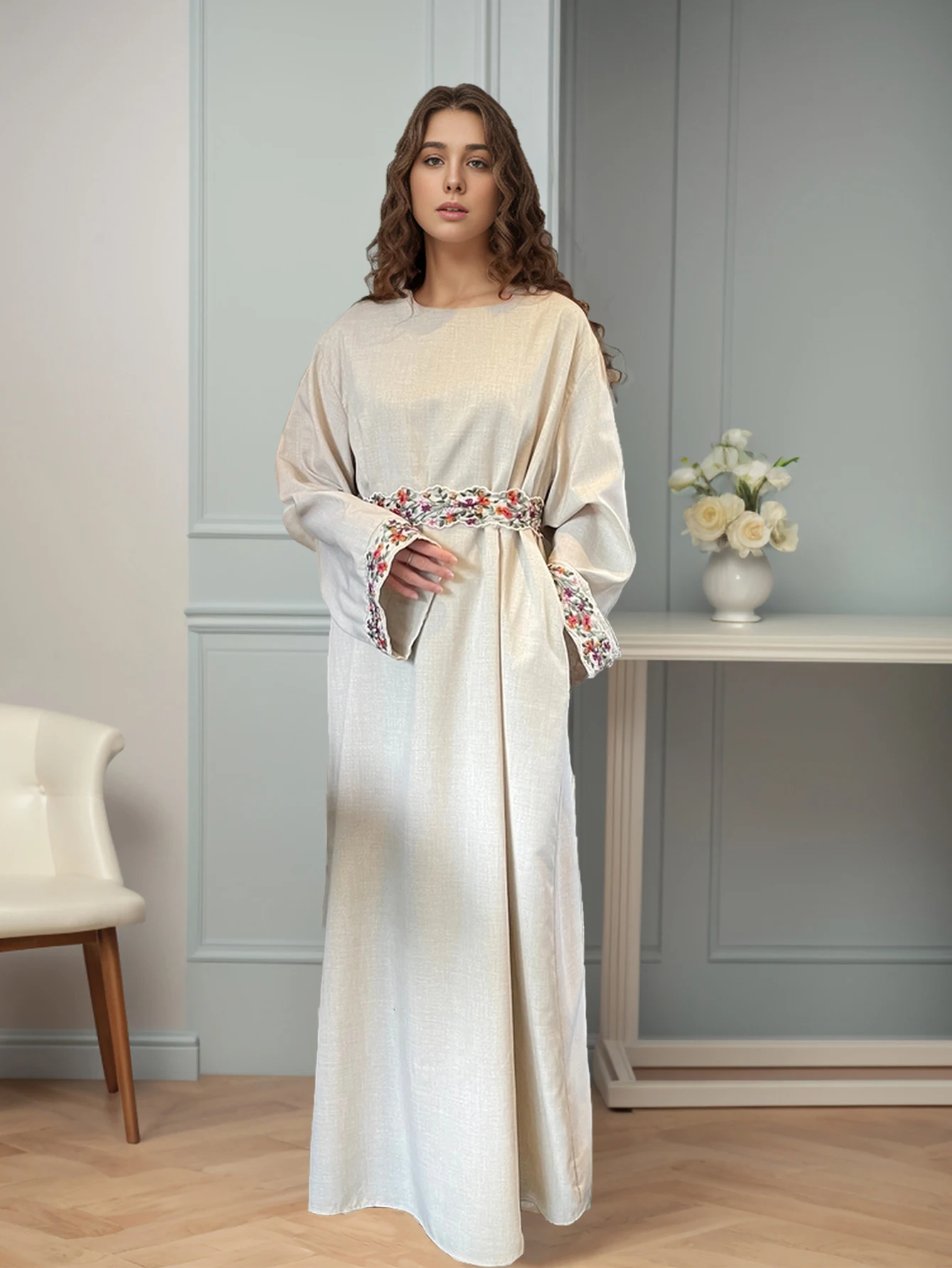 عباية كتانية مريحة: عباية كتان مطرزة لأناقة جهد