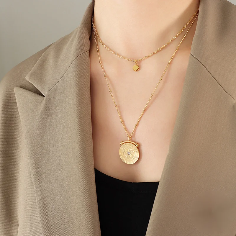Collier double couche à huit étoiles avec texture diamant, bijoux en acier titane à la mode et polyvalents, bijoux en chaîne de clavicule plaquée or_voghion.com