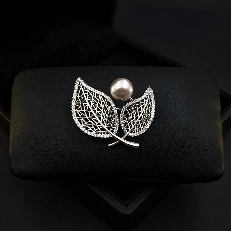 

New Exquisite Retro Leaf Brooch Luxury Women's Suit Sweater Coat Corsage Neckline Pin Accessories Pearl Rhinestone Jewelry Gifts